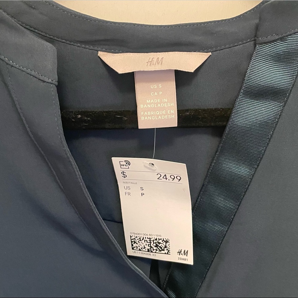 NWT H&M Sleeveless V-Neck Blouse